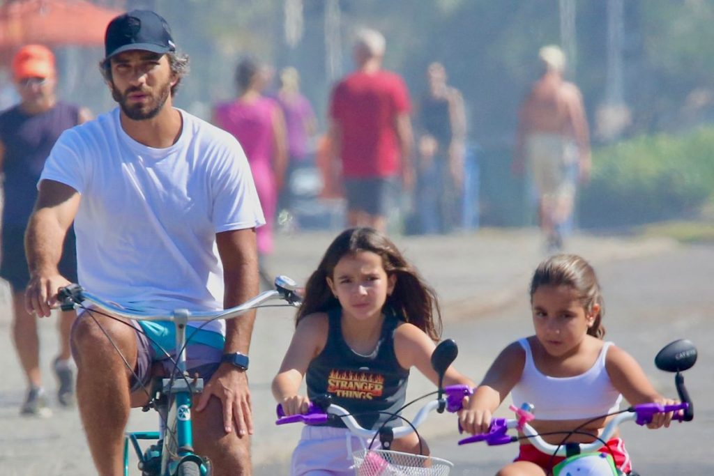 Hugo Moura passeia de bicicleta com a filha no Rio.