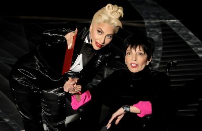 Liza Minnelli expõe pressão do Oscar para usar cadeira de rodas ao lado de Lady Gaga em nova obra