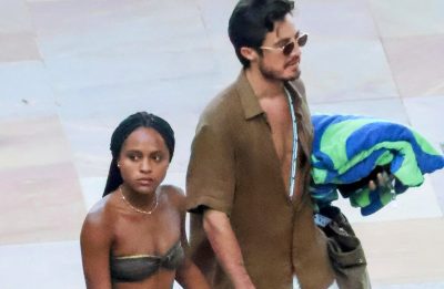 Duda Santos e Tiago Iorc desfrutam de um dia ensolarado de mãos dadas na praia carioca
