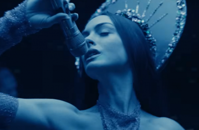 Anne Hathaway brilha como popstar e interpreta canção de FKA twigs no trailer de “Mother Mary”, produção da A24