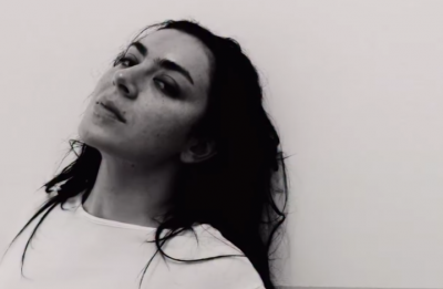 Charli XCX explora sua sexualidade na reflexão musical “I Keep On Thinking Bout You Every Single Day And Night