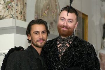 Sam Smith anuncia noivado com o estilista Christian Cowan, segundo relatos