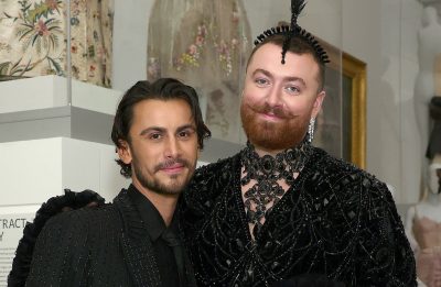 Sam Smith anuncia noivado com o estilista Christian Cowan, segundo relatos